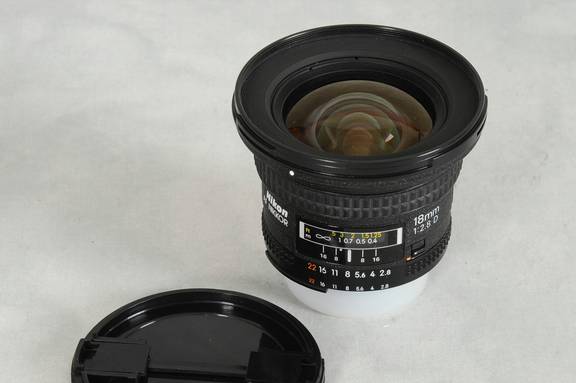 Datei:Nikkor 18 2.8 TeamFoto.jpg