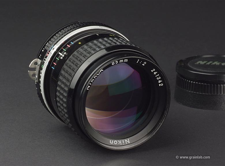Datei:Nikkor 85 2 Grainlab.jpg