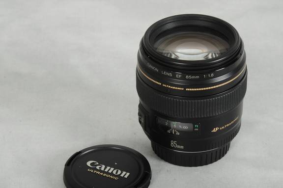 Datei:Canon EF 85 1.8 TeamFoto.jpg