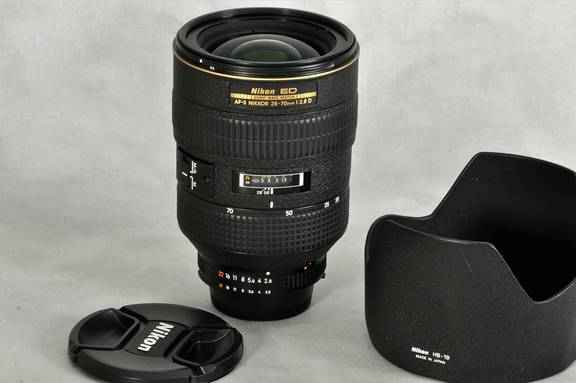 Datei:AF-Nikkor 28-70 2.8 TeamFoto.jpg