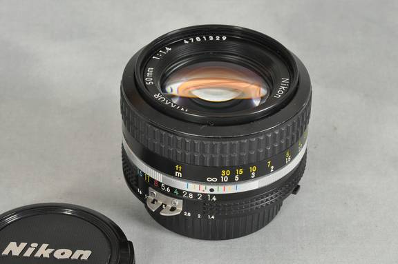 Datei:Nikkor 50 1.4 TeamFoto.jpg