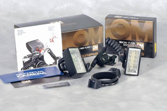 Datei:Olympus Makroringblitz T-28 TeamFoto.jpg