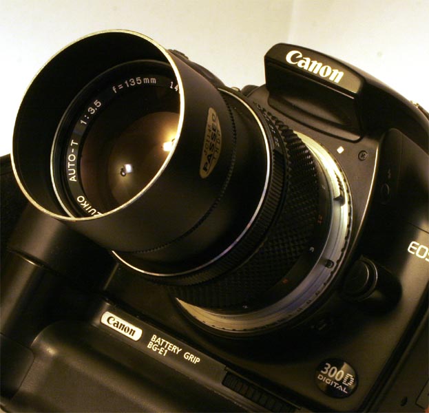 Datei:Zuiko 135mm 3.5 mit EF-Adapter an 300D.jpg