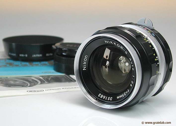 Datei:Nikkor 35 2.8 Grainlab.jpg