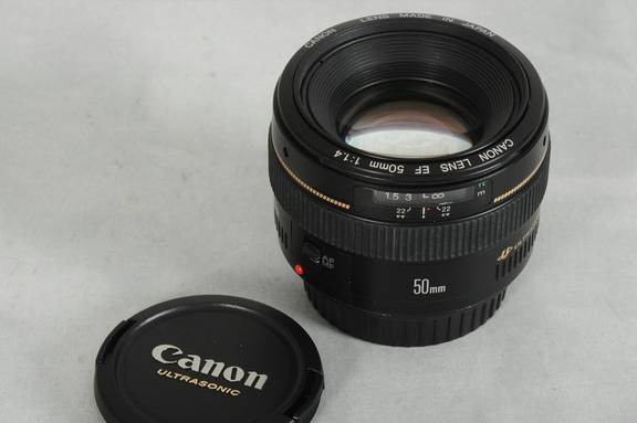 Datei:Canon EF 50 1.4 TeamFoto.jpg