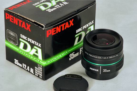 Datei:Pentax DA 35 2.4 TeamFoto.jpg
