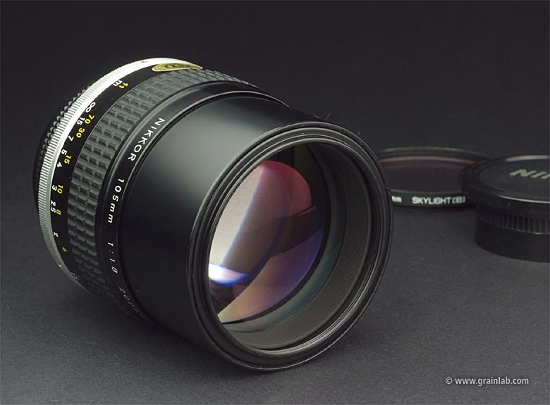 Datei:Nikkor 105 1.8 Grainlab.jpg