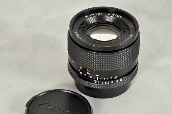 Datei:CZ Sonnar 85 2.8 TeamFoto.jpg