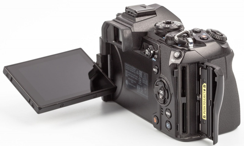 Datei:Olympus E-M1 II Arsenal 5.jpg