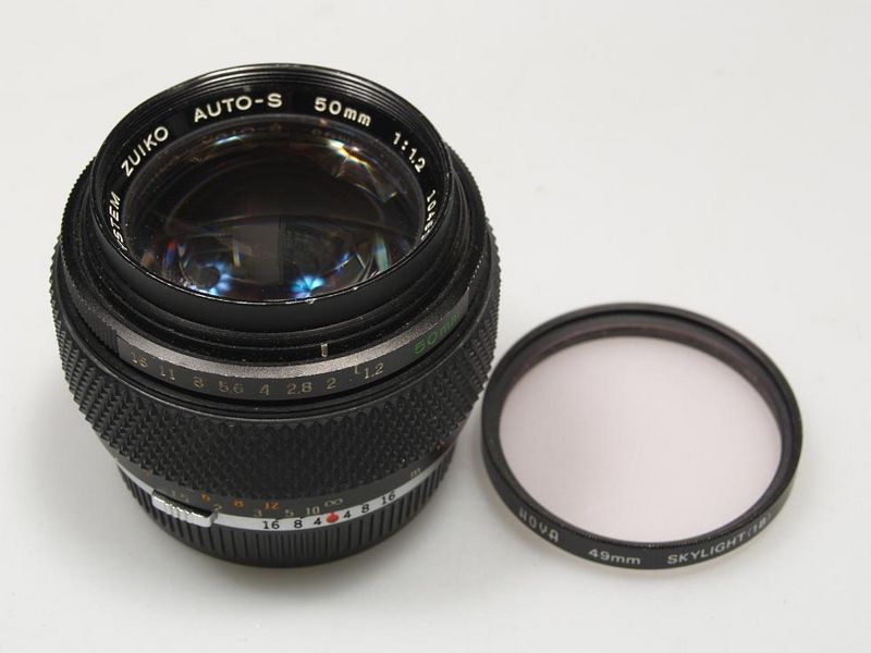 Datei:Zuiko 50 1.2 camerafoxx.jpg