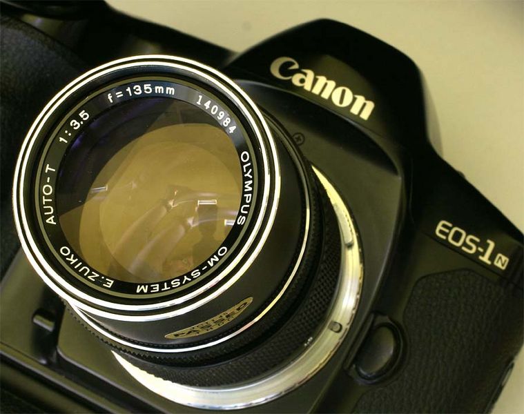 Datei:E.Zuiko 135 3.5 an EOS-1n.jpg