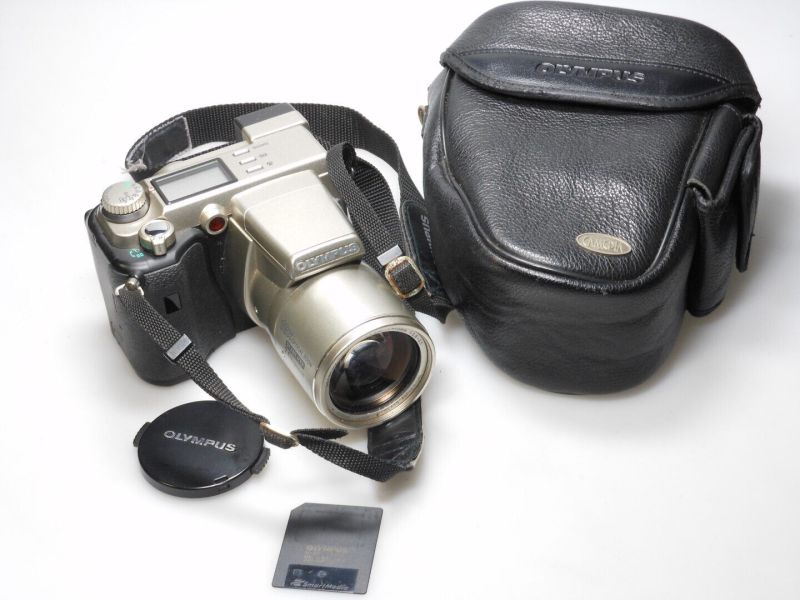 Datei:Olympus C-2100 camerafoxx 1.jpg
