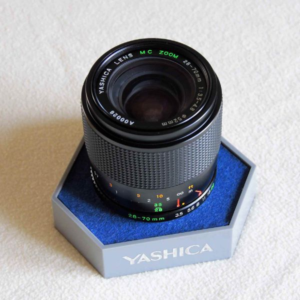 Datei:Yashica MC Zoom 28-70 loeffel.jpg