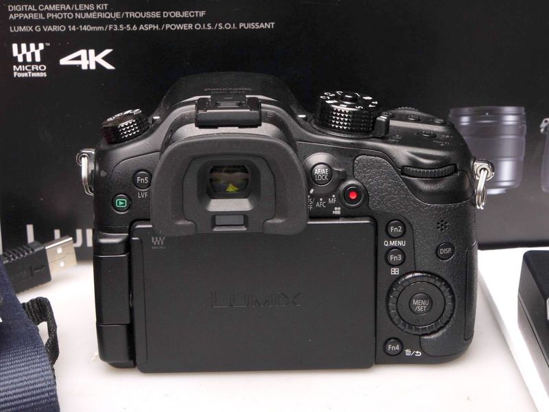 Datei:Lumix DMC-GH4 camerafoxx 3.jpg