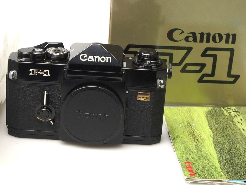 Datei:Canon F-1 italy camerafoxx 1.jpg