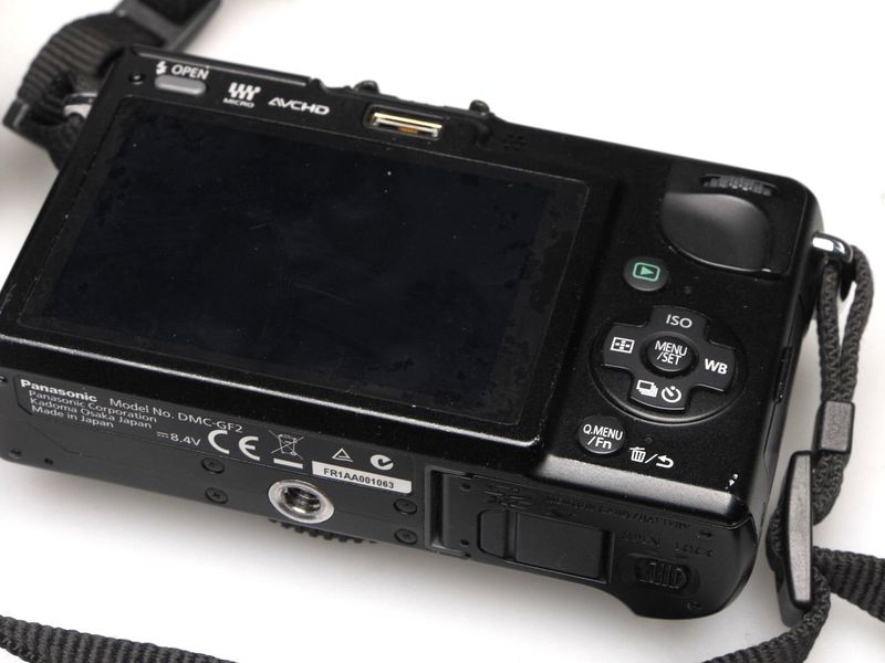 Datei:Lumix GF2 camerafoxx 2.jpg