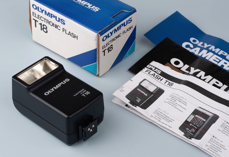 Datei:Olympus Electronic Flash T18 01.jpg