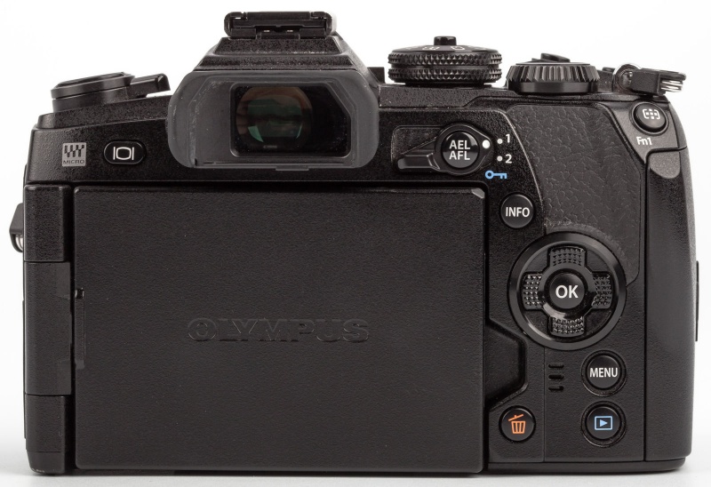 Datei:Olympus E-M1 II Arsenal 3.jpg