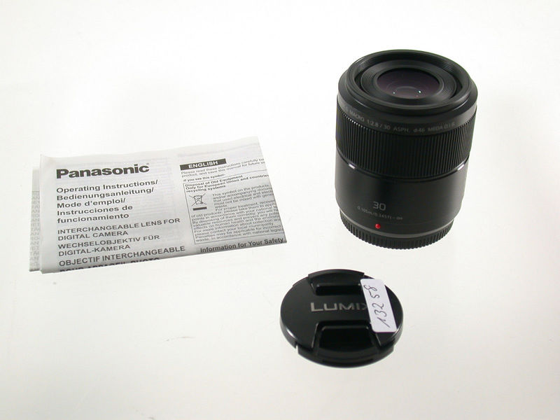 Datei:Panasonic mFT 30 Macro Brell.JPG