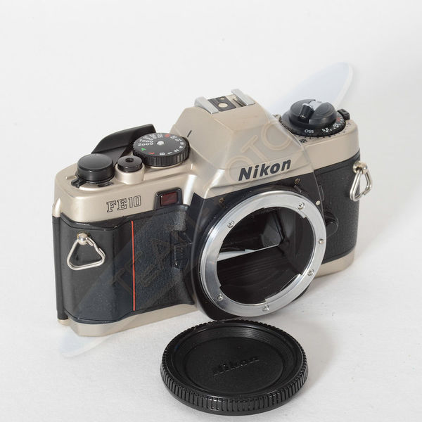 Datei:Nikon FE10 TeamFoto 1.jpg